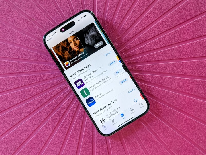 App Store exibida em um iPhone 14 Pro contra um fundo rosa