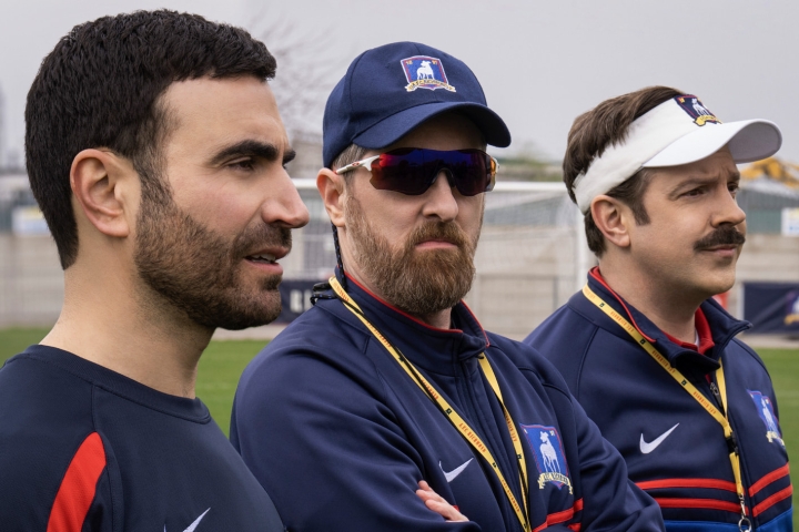 Roy, Beard e Ted estão lado a lado na terceira temporada de Ted Lasso.