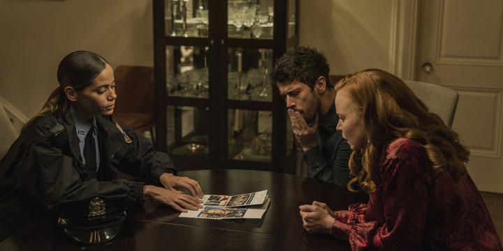 O policial Reyes se senta à mesa com Sean e Dorothy em uma cena de Servant.