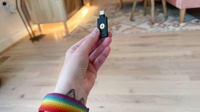 yubikey no tamanho da mão