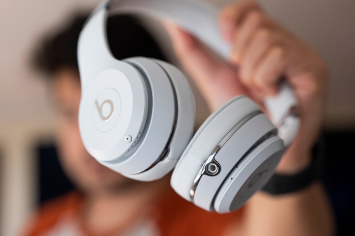 A versão branca dos fones de ouvido sem fio Beats Solo3.