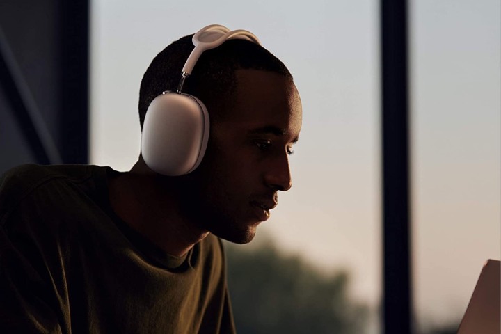 Homem usando Apple AirPods Max em cinza espacial.