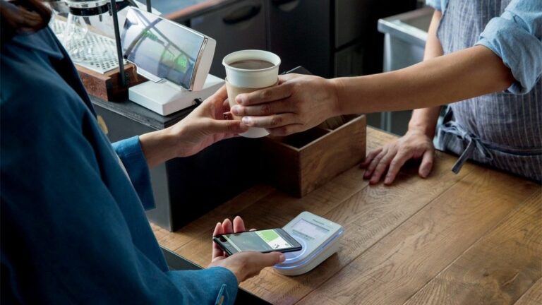 Apple Pay paying for coffee