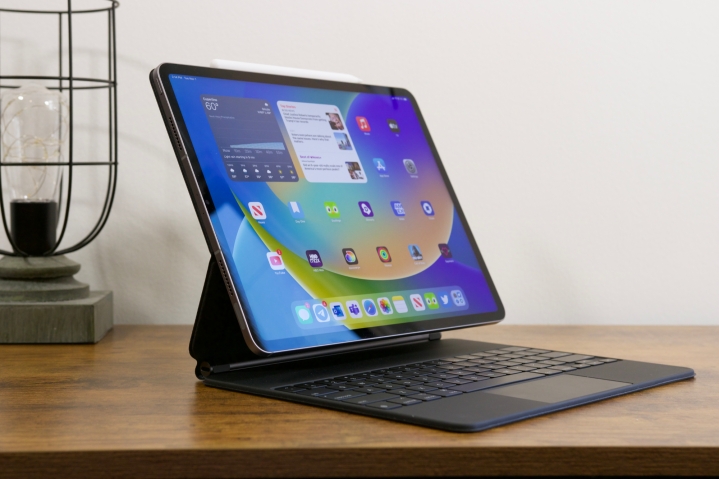 O iPad Pro (2022) no Magic Keyboard.