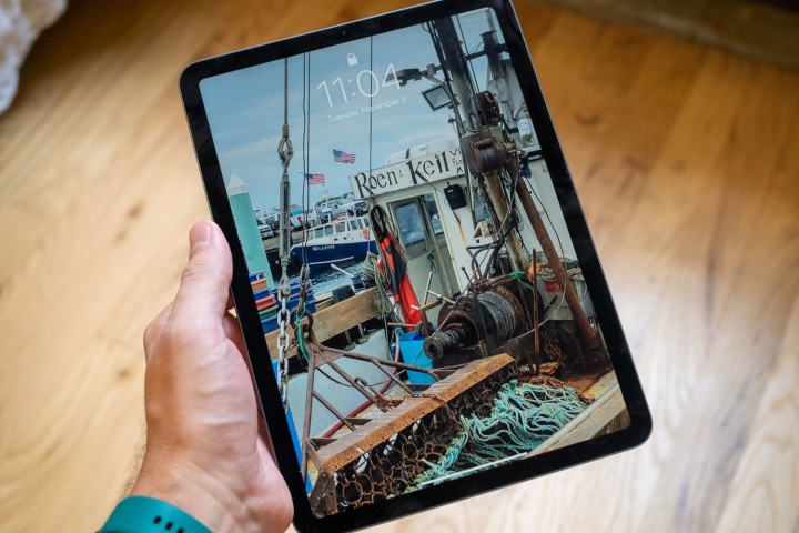 Um homem segurando o Apple iPad Air de quinta geração.