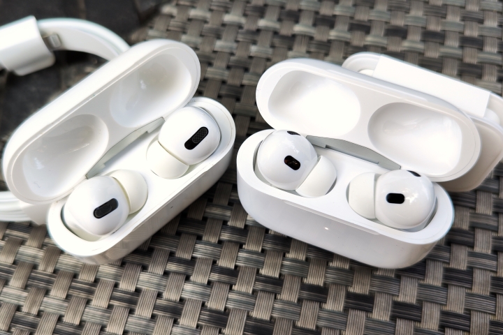 Apple AirPods Pro 2 ao lado dos AirPods Pro de primeira geração.