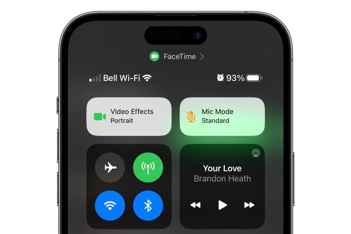 Centro de controle com configurações de efeito de vídeo e modo de microfone no iPhone 14 Pro Max.