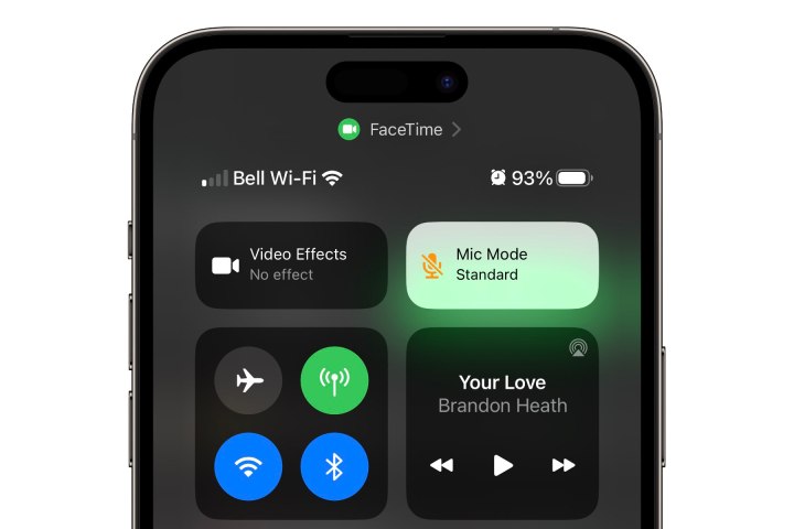 Centro de controle com configurações de efeito de vídeo e modo de microfone no iPhone 14 Pro Max.