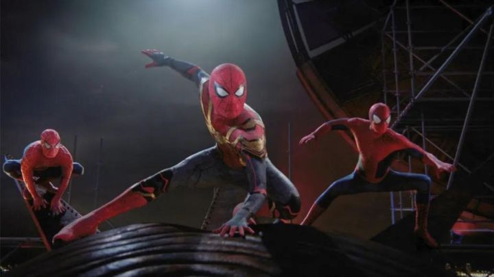 Três Homens-Aranha posando em Homem-Aranha: No Way Home.