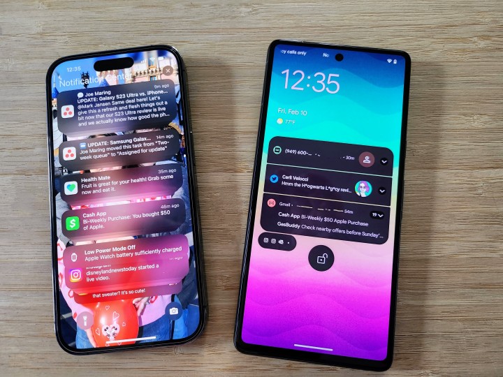 iPhone 14 Pro com notificações do iOS 16 em comparação com o Google Pixel 7 com notificações do Android 13