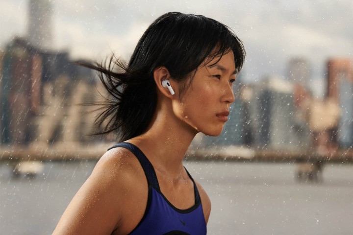 Mulher correndo enquanto usava os novos Airpods 3ª Geração.