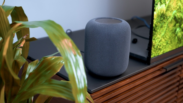 Apple HomePod 2023 ao lado de uma TV.