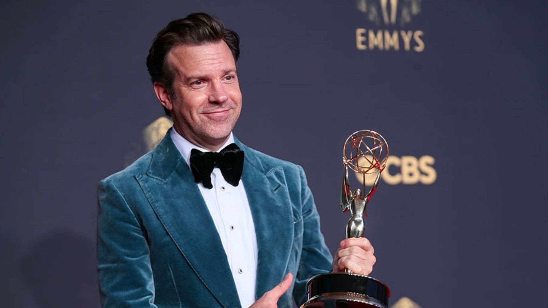 Jason Sudeikis ganhando um Emmy