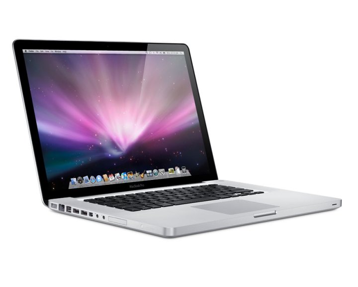 Um MacBook Pro aberto em um fundo branco.