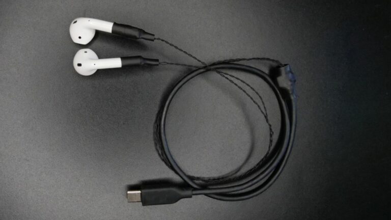 Engenheiro traz fios e conector USB-C para AirPods