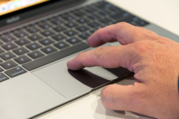 Alguém usando o trackpad em um MacBook.