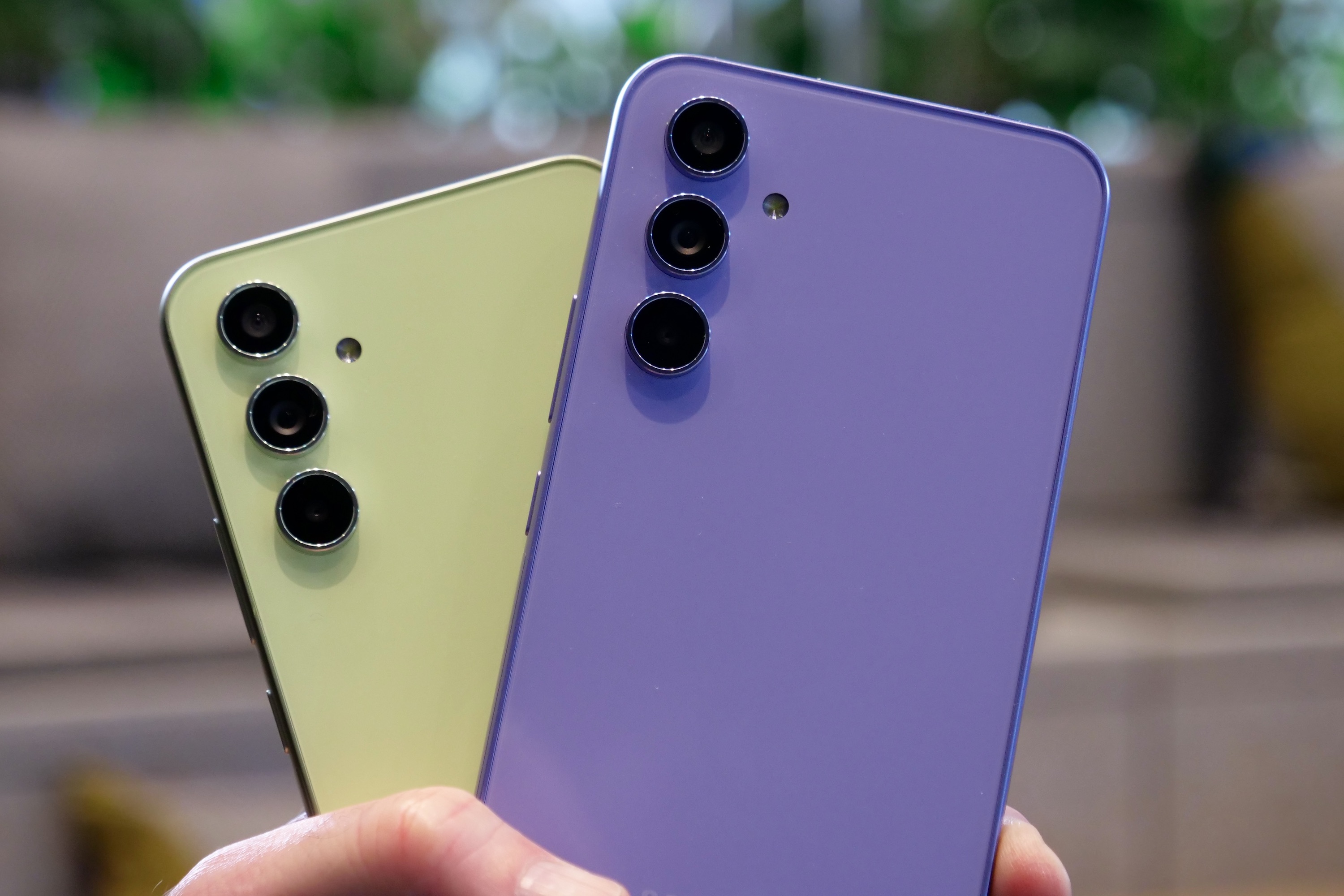 Os módulos de câmera verde e roxo do Galaxy A54.