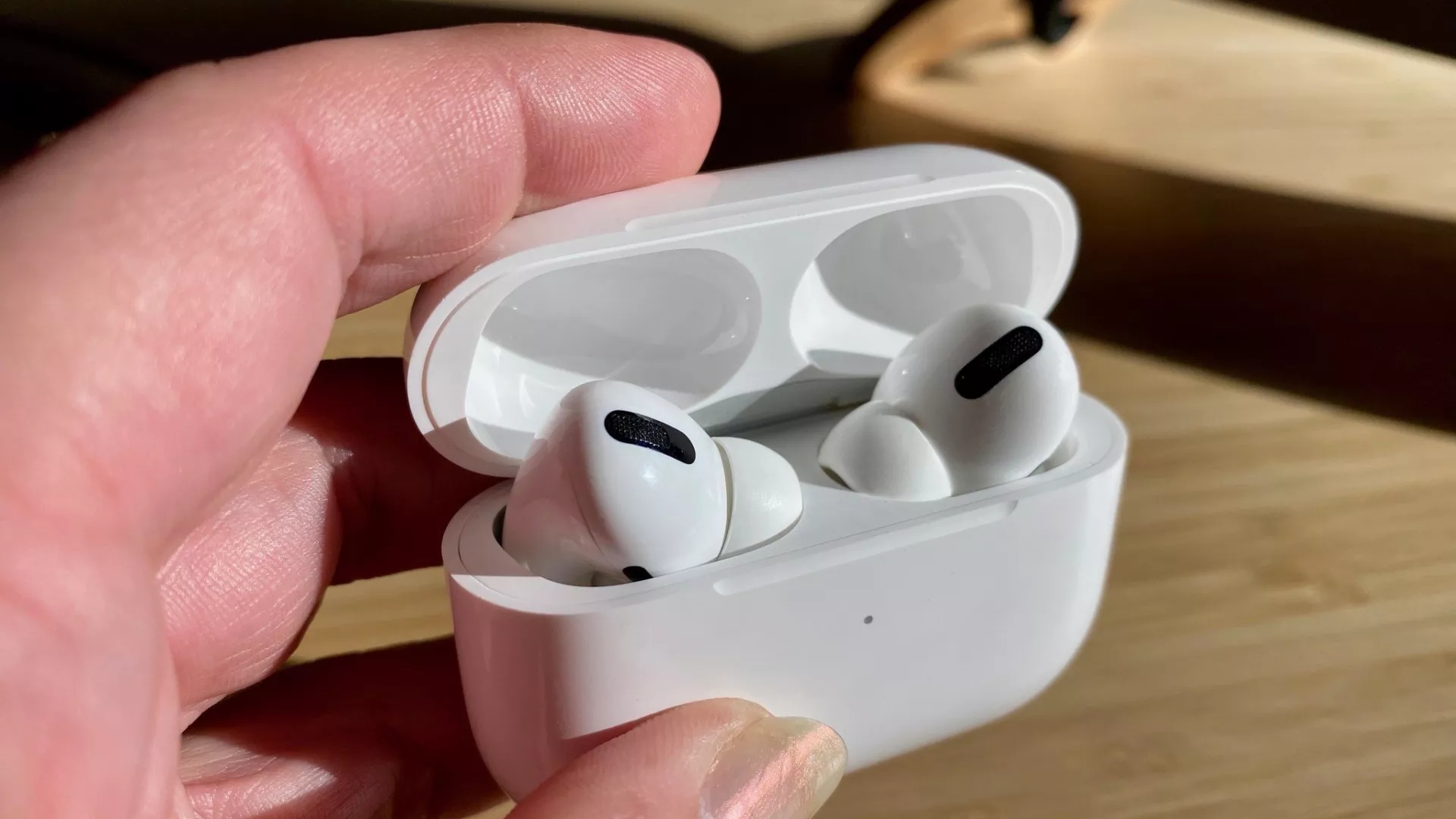 Estojo AirPods Pro aberto com AirPods Pro dentro