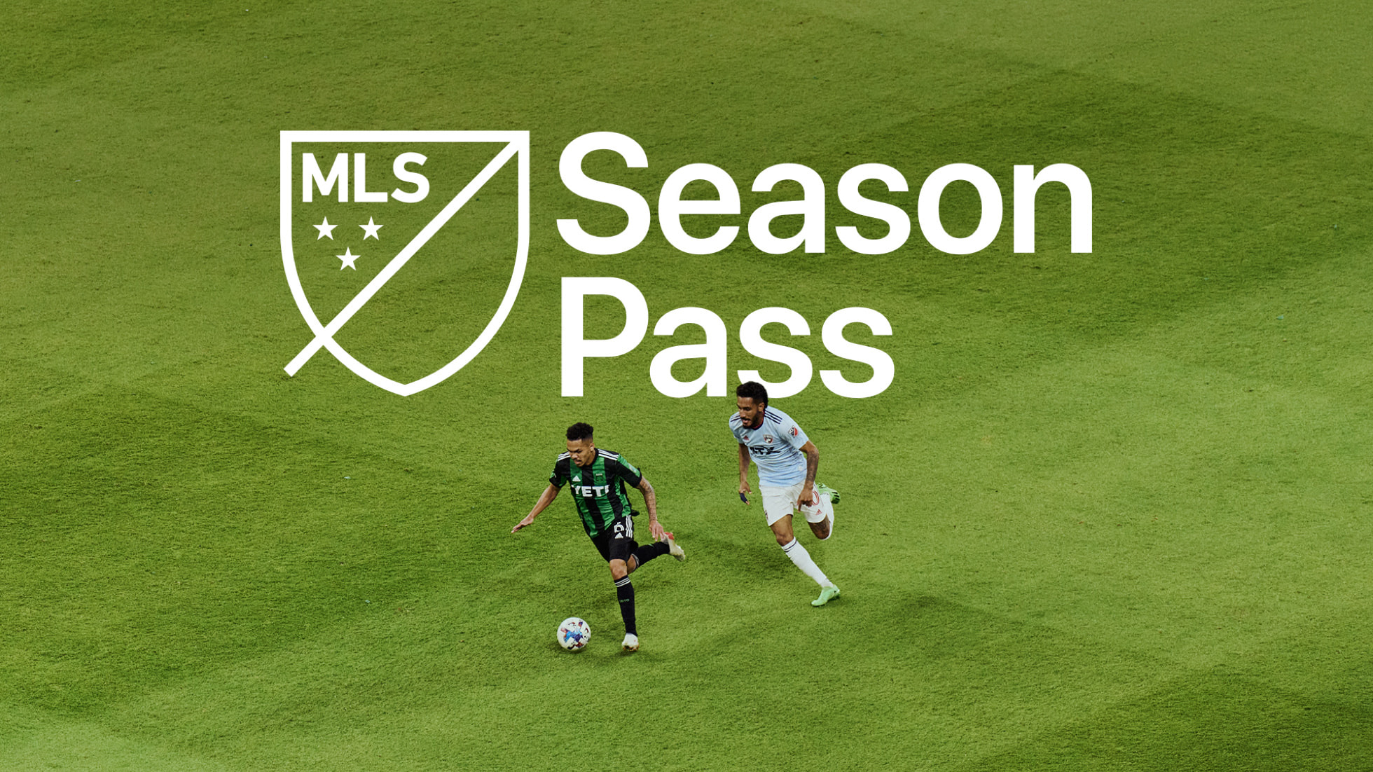 dois jogadores de futebol em um campo de futebol com o logotipo do MLS Season Pass e Apple em branco sobreposto