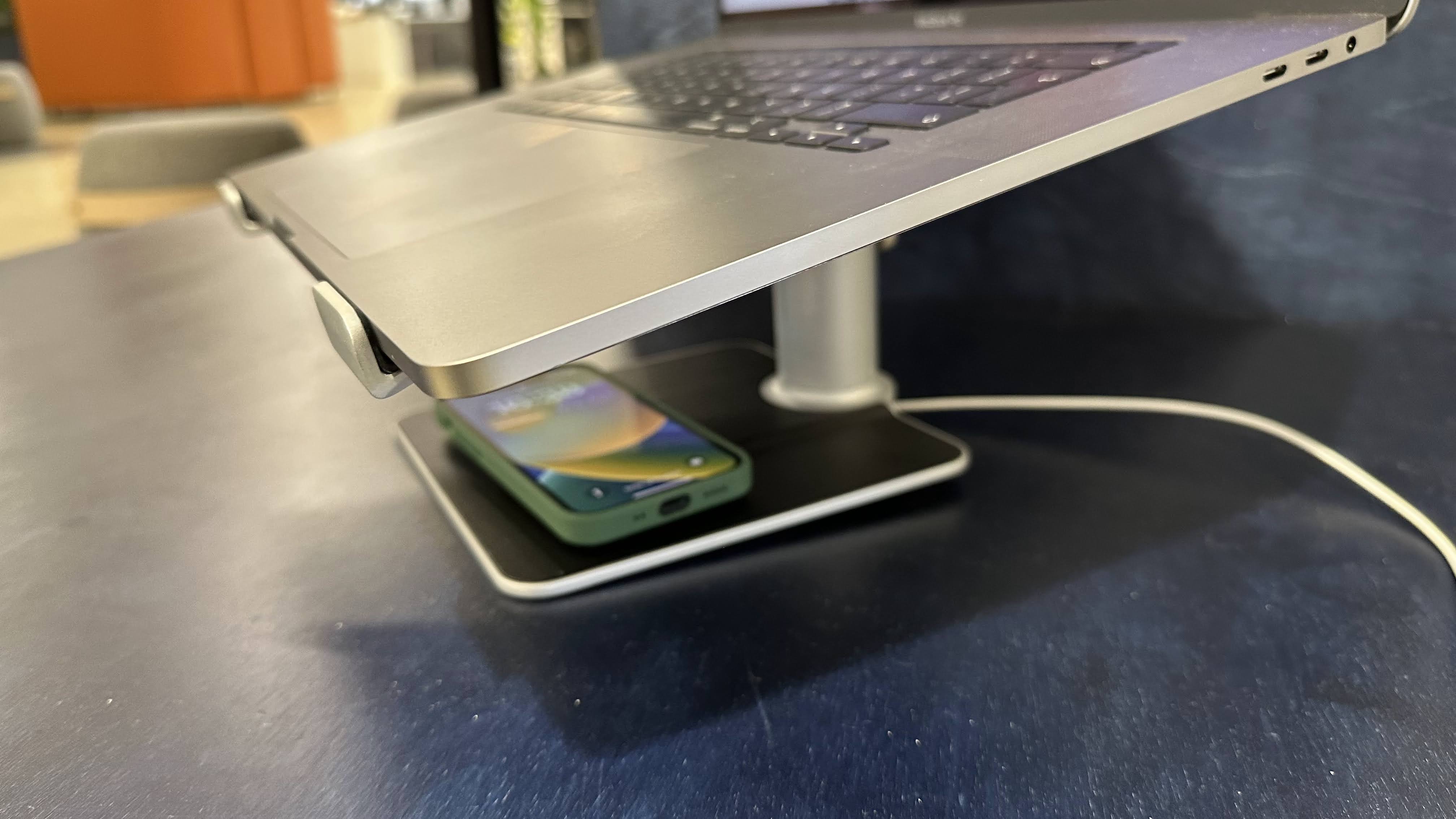 Twelve South HiRise Pro MacBook fica em uma superfície de mármore em um escritório