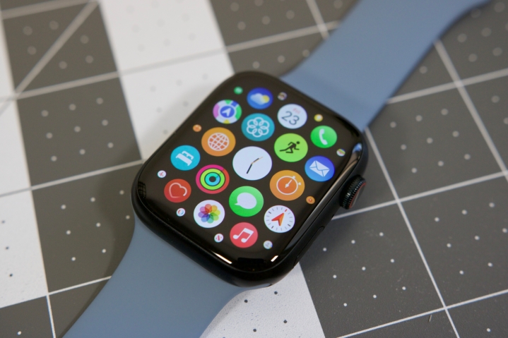 Um Apple Watch Series 8 com a tela ligada.