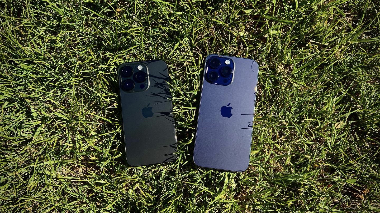 iPhone 14 Pro Max Deep Purple e iPhone 14 Pro Space Black