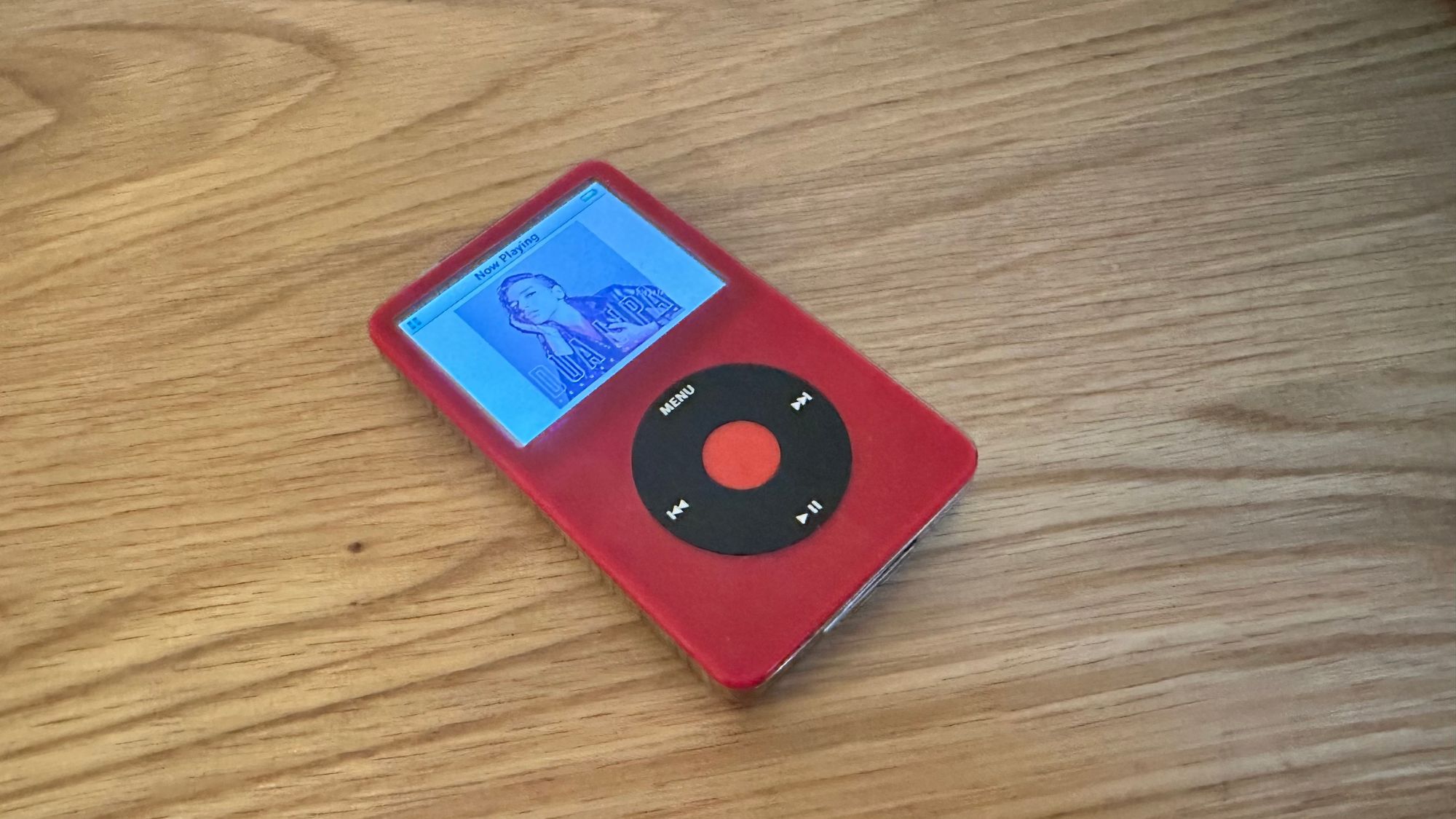 iPod Video em uma superfície de madeira