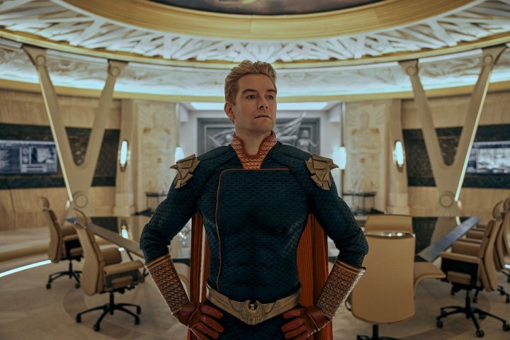 Antony Starr como Homelander está em uma sala, parecendo preocupado.