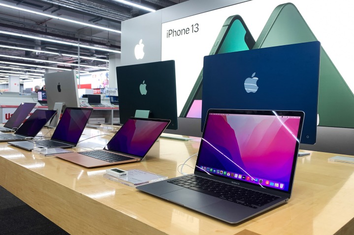 Os produtos da Apple são vistos na loja.