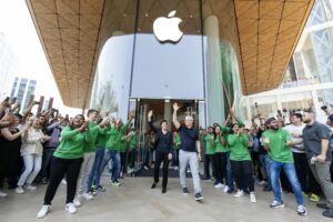 Tim Cook participa da inauguração da Apple BKC Store em Mumbai, Índia