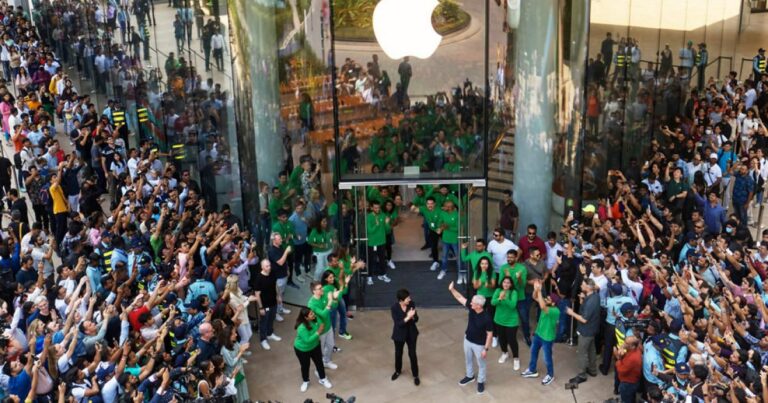 Chefe da Apple dá as boas-vindas aos compradores na primeira Apple Store na Índia