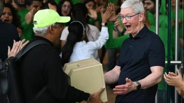 Assista à reação de Tim Cook quando um fã traz um Macintosh antigo para a inauguração da loja da Apple em Mumbai