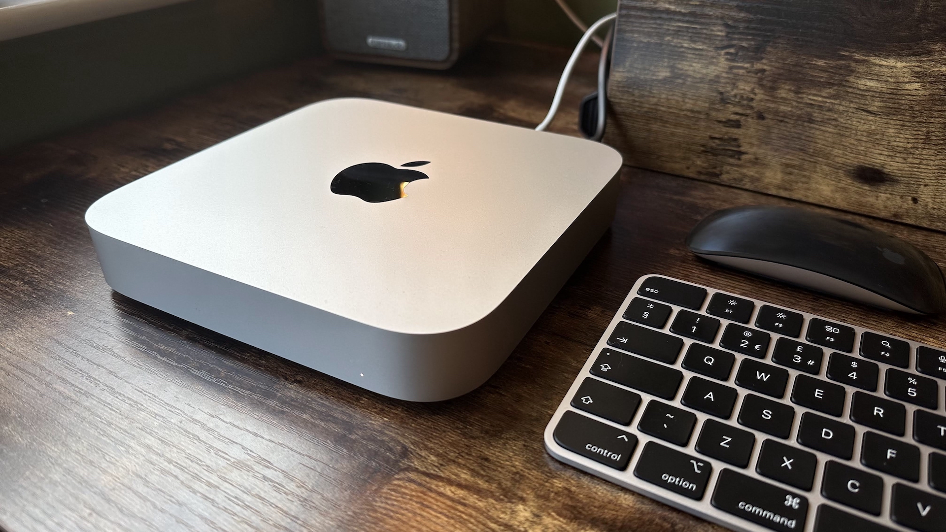 M2 Mac mini em uma mesa de madeira