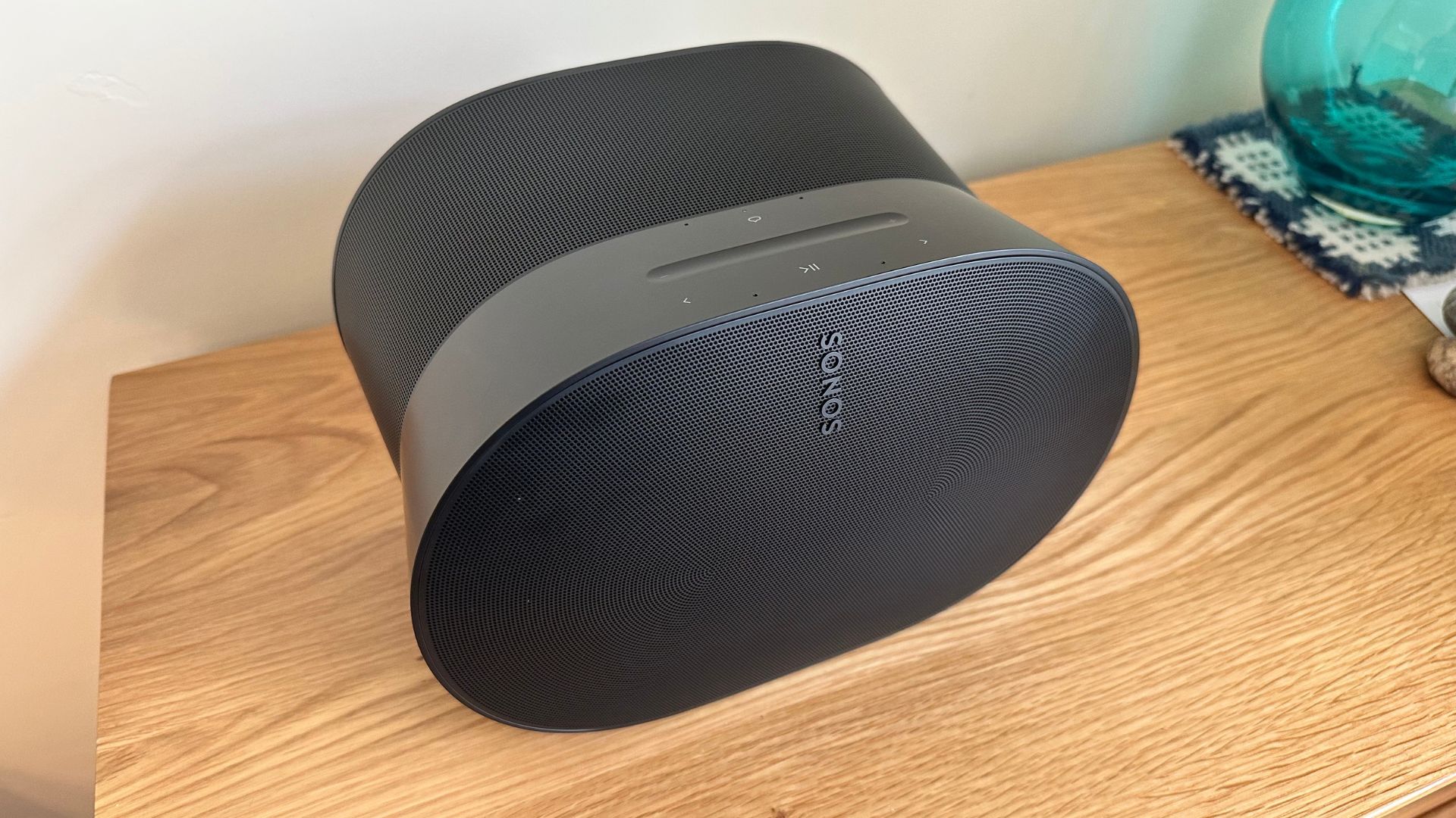 Sonos Era 300 em uma placa lateral