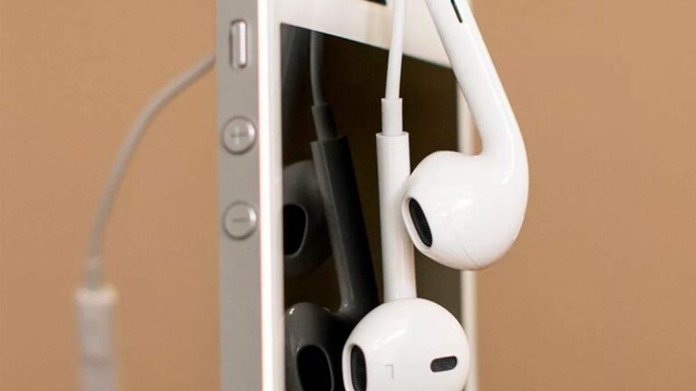 EarPods on an iPhone 4