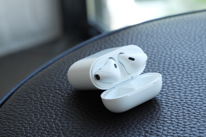 Estojo de carregamento AirPods 2 aberto sobre uma mesa.