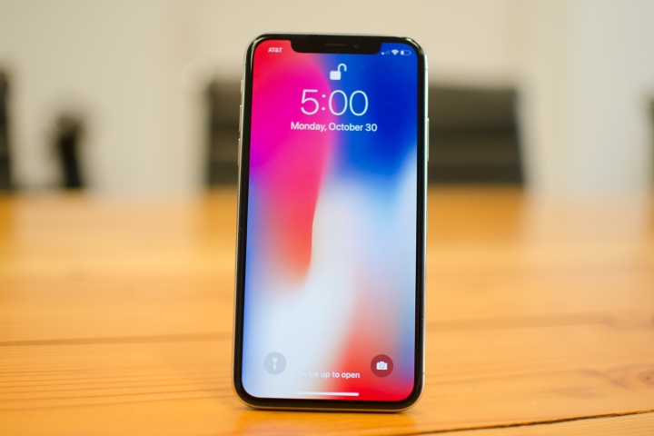 Tela do Apple iPhone X na posição vertical sobre uma mesa.