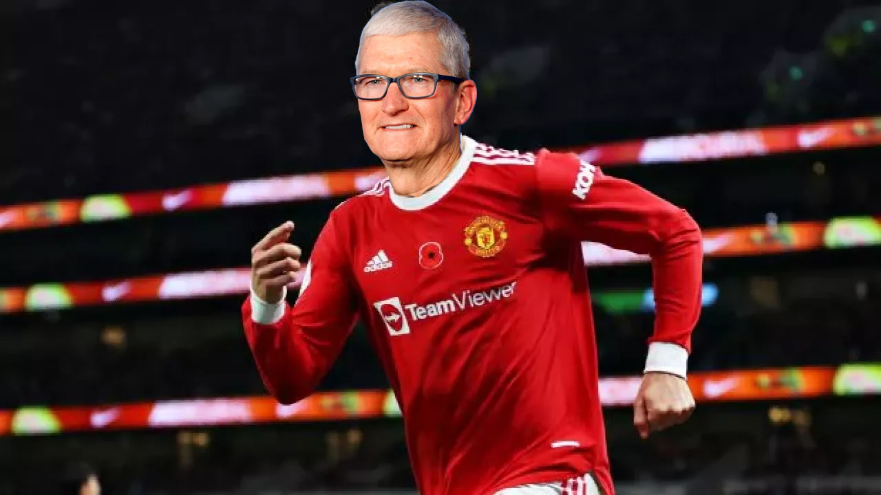 Tim Cook com a camisa do Manchester United