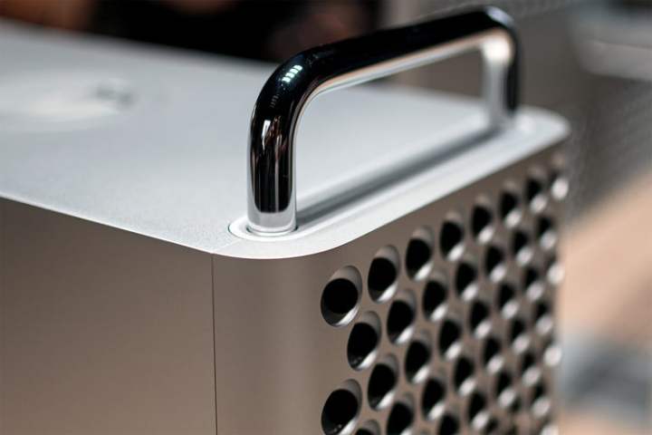 Um close-up do Mac Pro da Apple de 2019 mostrando a frente "ralador de queijo" grelha e alça superior.