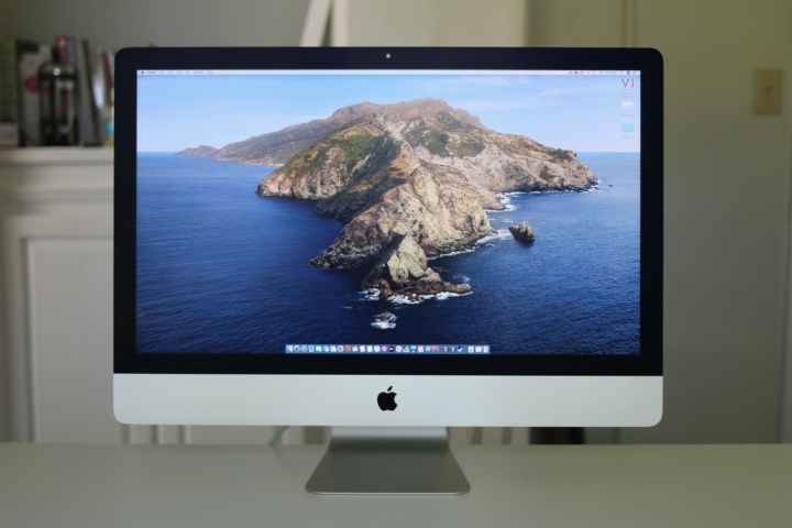 O Apple iMac 2020 com uma ilha na tela.