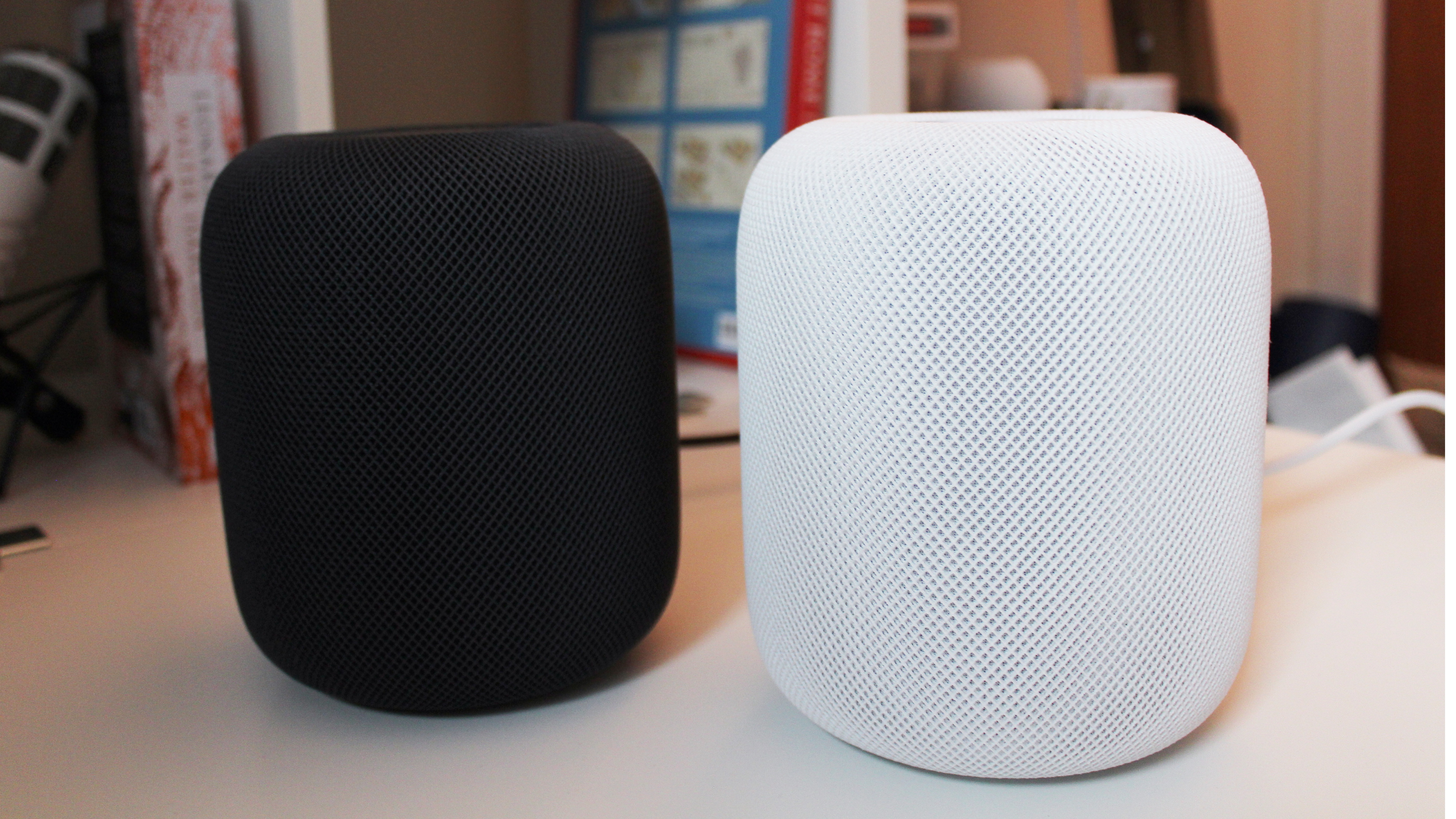 HomePod 2 preto ao lado de HomePod 2 branco