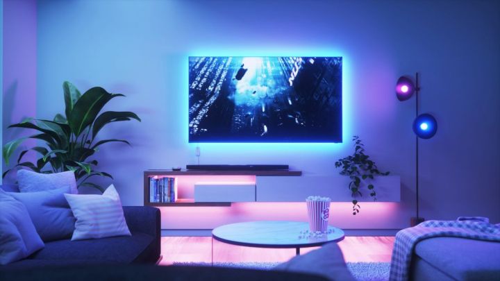 A linha Nanoleaf Essential instalada em um home theater.