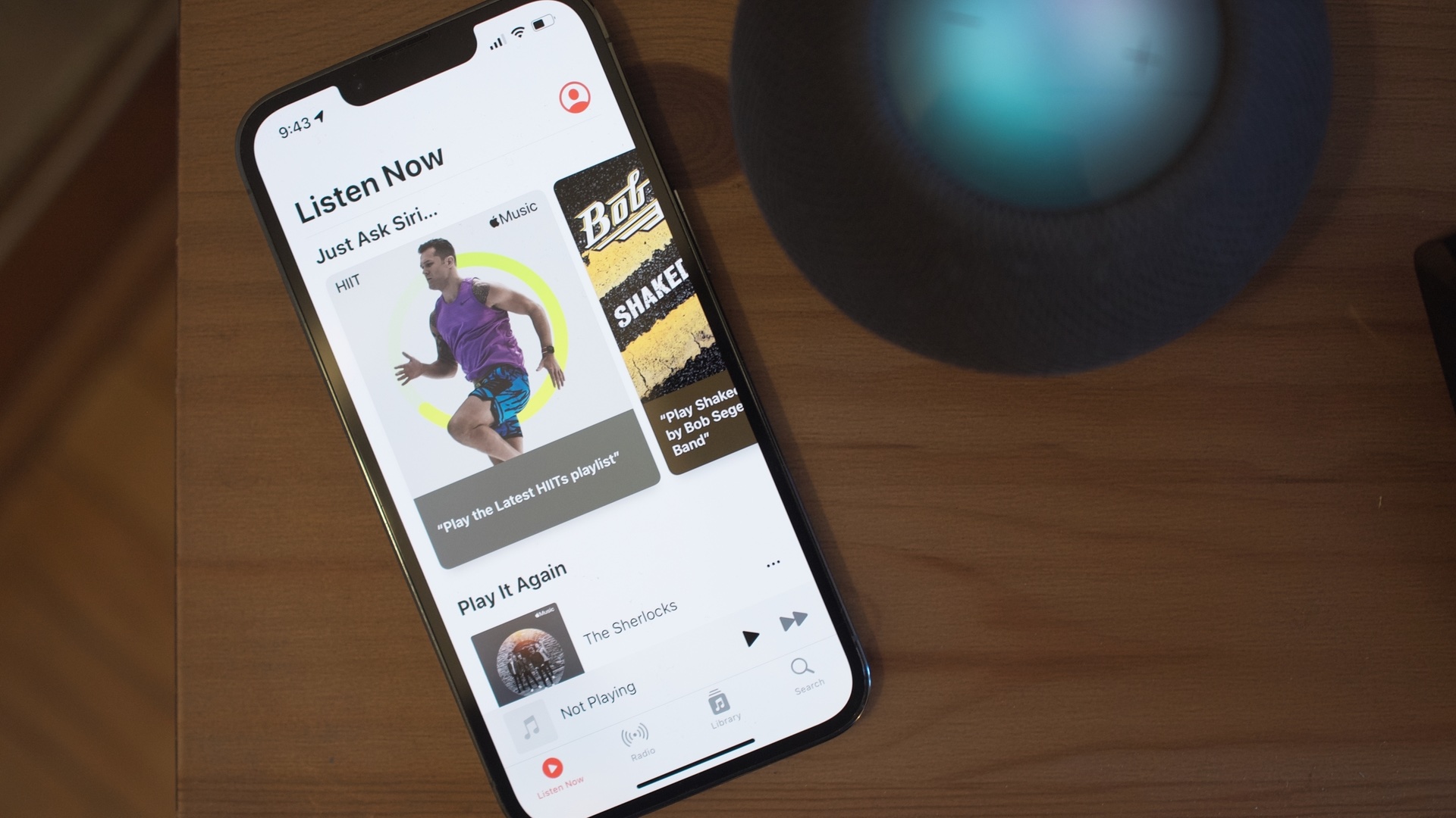 Apple Music no iPhone ao lado do HomePod mini