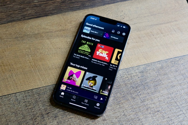 O aplicativo Spotify em um iPhone, mostrando a página inicial.