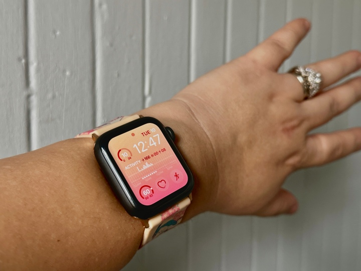 Apple Watch Series 5 no pulso com mostrador de relógio Modular gradiente rosa