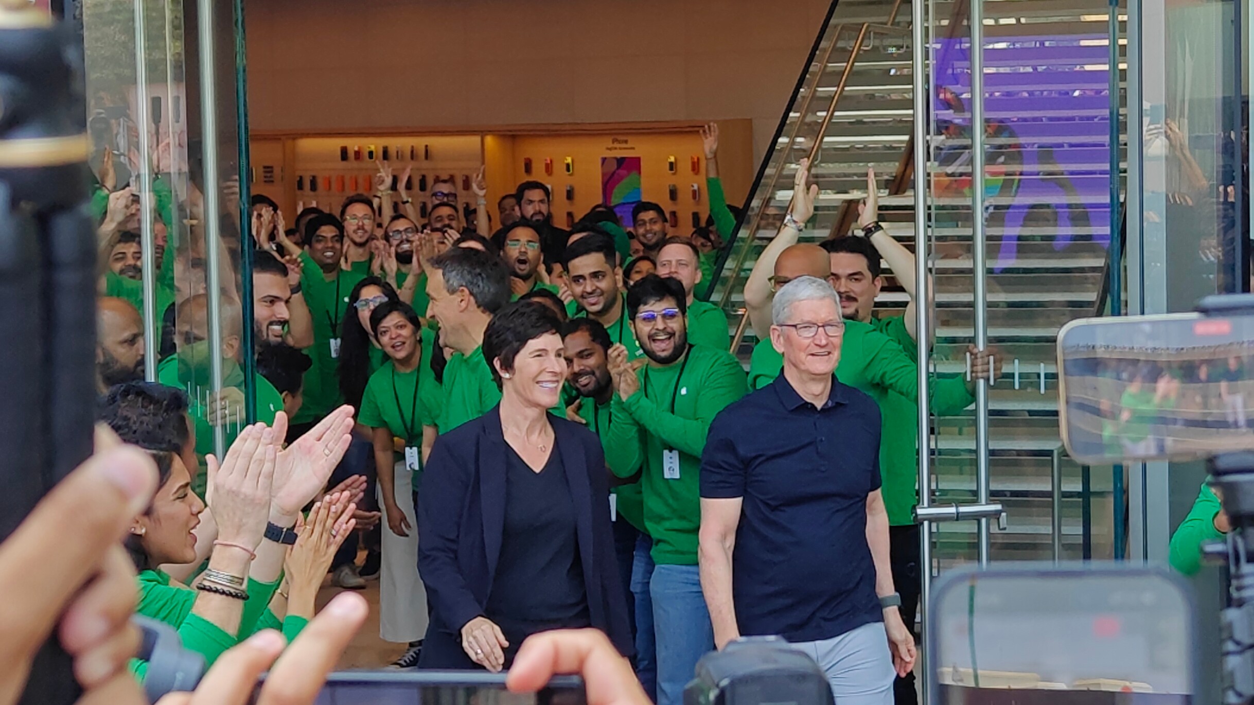 Tim Cook e Dierdre O'Brien no lançamento da Apple BKC