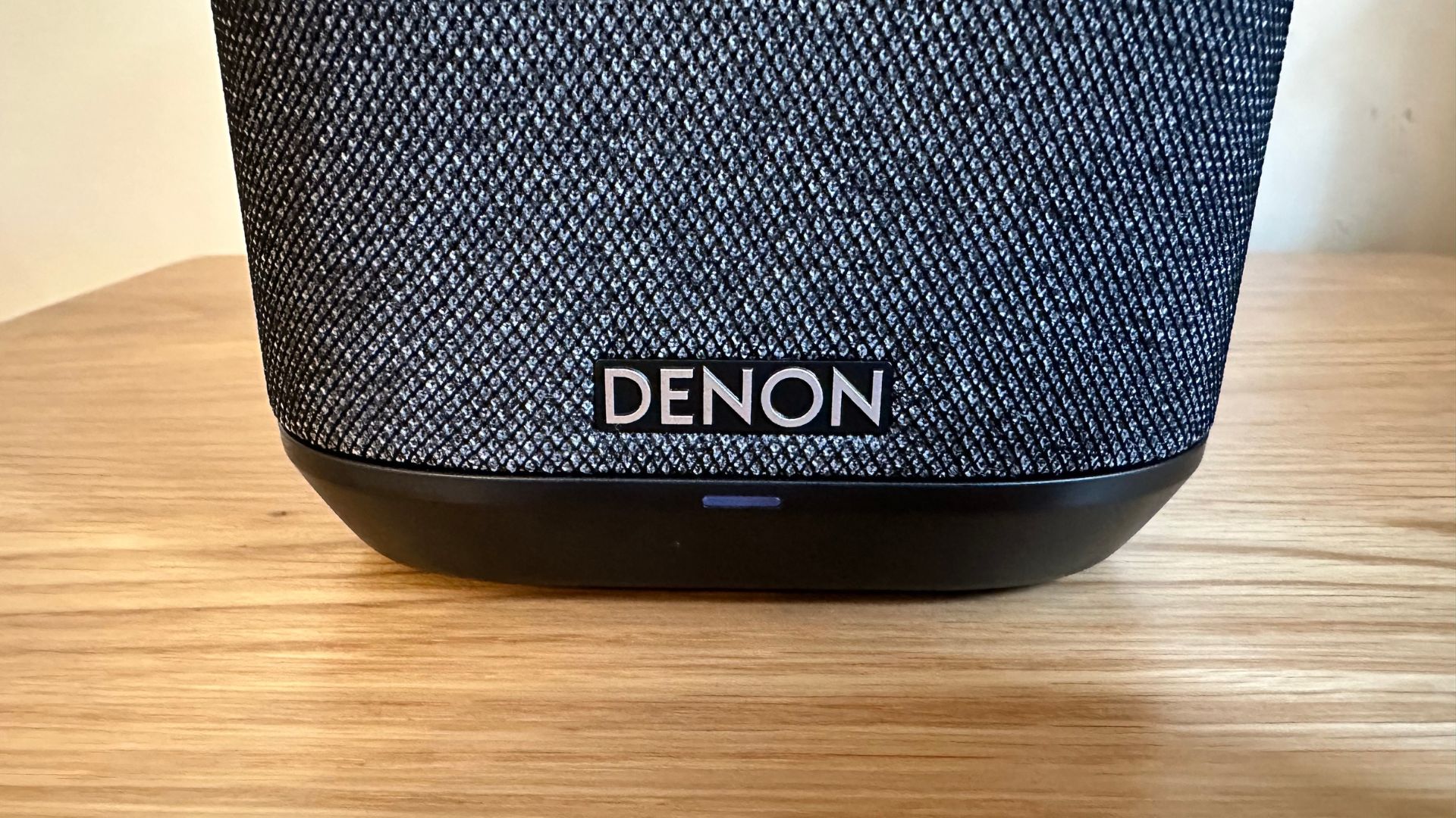 Denon Wireless Speaker 150 close-up do logotipo Denon na frente do alto-falante