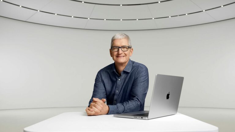 Tim Cook diz que a Apple ainda não está considerando 'demissões em massa'