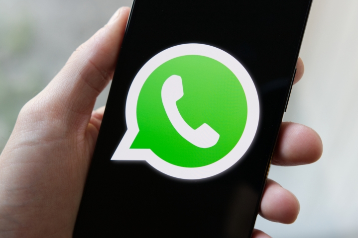 Logotipo do WhatsApp em um telefone.