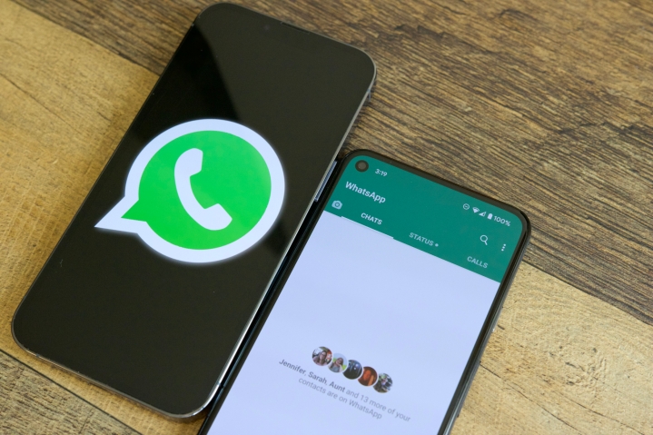 Dois telefones em uma mesa um ao lado do outro.  Um está mostrando o logotipo do WhatsApp e o outro está executando o aplicativo WhatsApp.